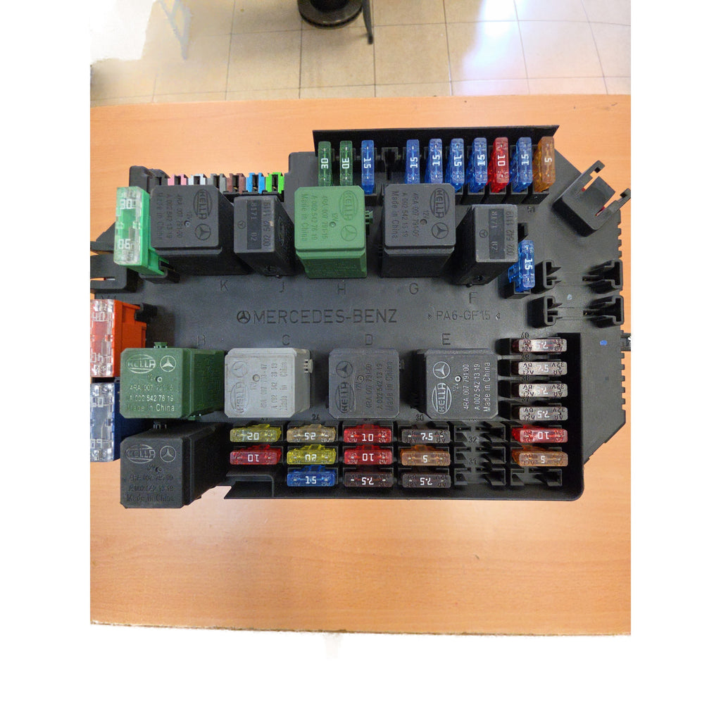 Caja de fusibles y relés del módulo SAM delantero Mercedes-Benz W221 Clase S 2007 - 2010 OEM A2215458345